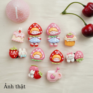 Bộ 10 Sticker, Charm 3D chủ đề Bé Dâu nhựa cứng gắn Dép Sục, Cá Sấu Mita JB-402