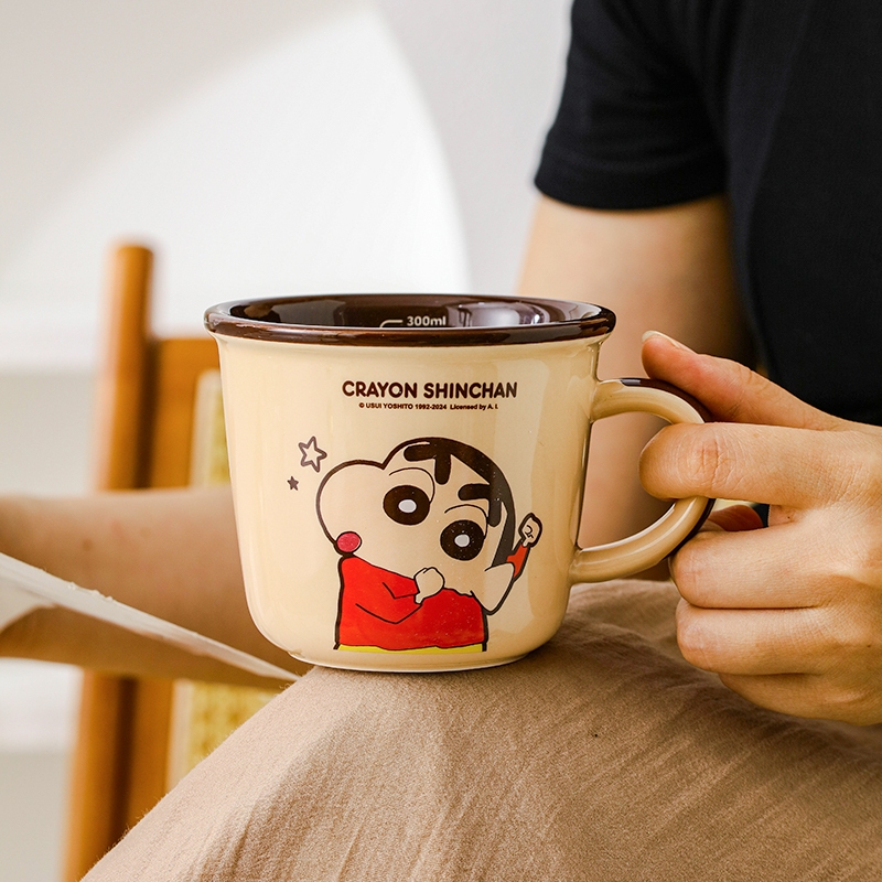 【Chính Hãngyon 】Câm sứ CRAYON SHINCHAN 4 màu  cốc sứ,Cốc có quai, cốc cà phê dễ thương, cốc sữa có vạch chia độ