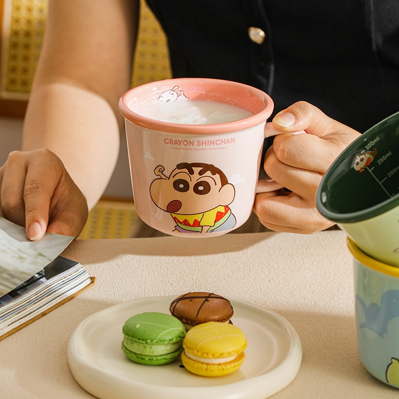 【Chính Hãngyon 】Câm sứ CRAYON SHINCHAN 4 màu  cốc sứ,Cốc có quai, cốc cà phê dễ thương, cốc sữa có vạch chia độ