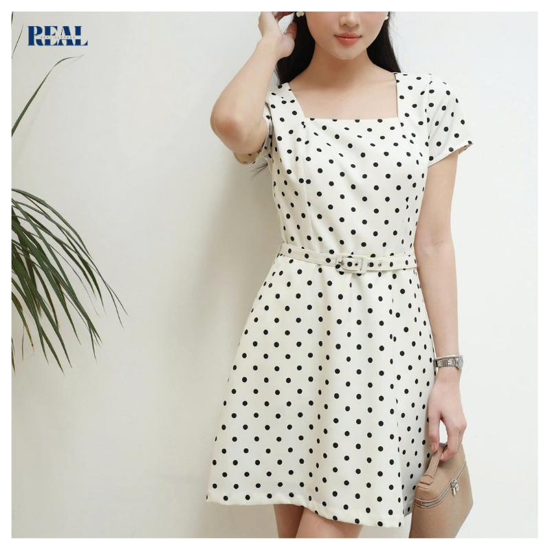 Đầm mini cổ vuông chấm bi cổ điển Lisa Real Clothes (kèm belt), dáng cơ bản, chất liệu cao cấp