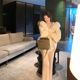 Áo choàng dạ ép viền lông cổ V kèm đai phong cách tiểu thư
