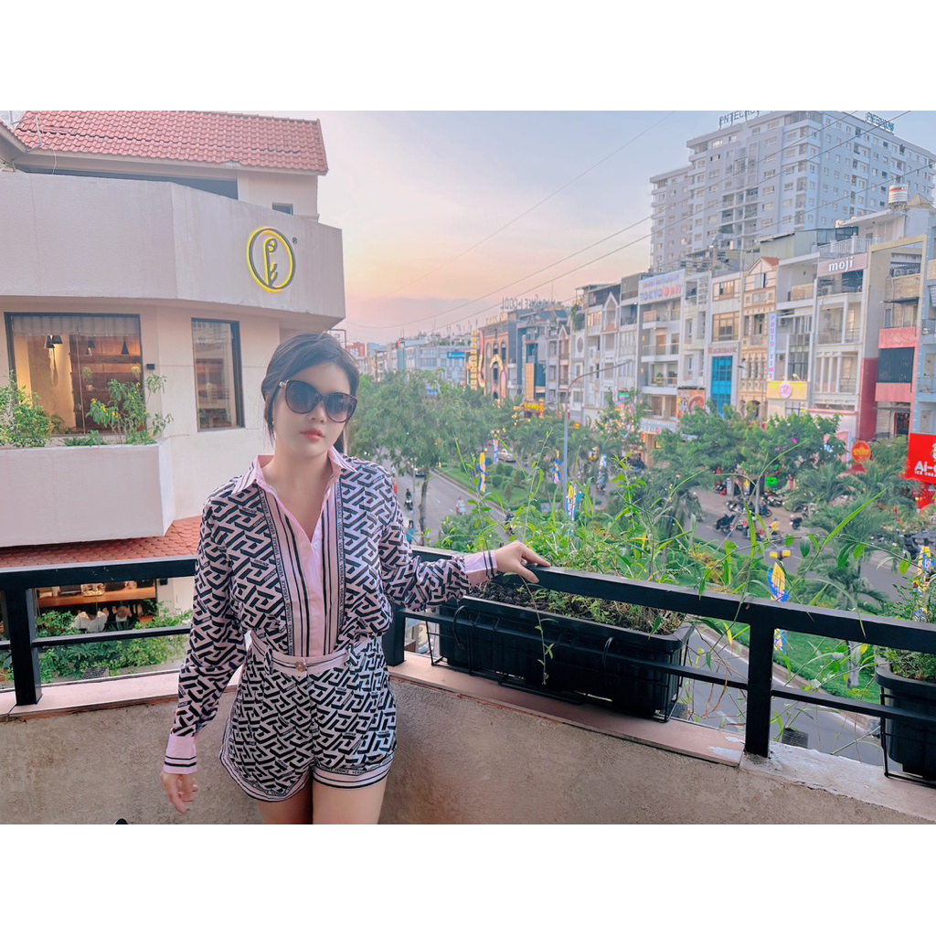 set áo sơ mi và quần short sọc hồng đen Versace
