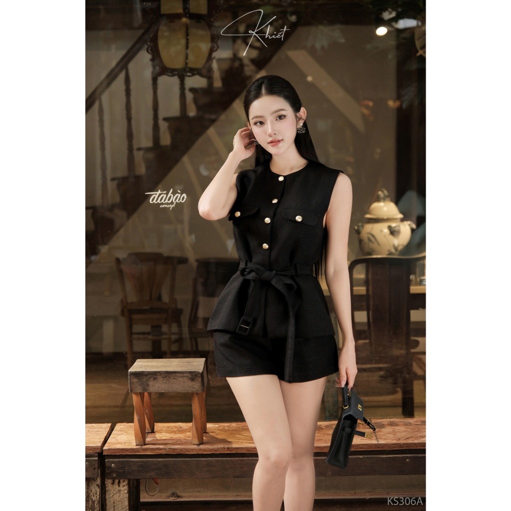 Set Khiết gồm quần short đen và áo đính nút ánh kim vàng kèm thắt lưng phong cách thanh lịch hiện đại KS306A