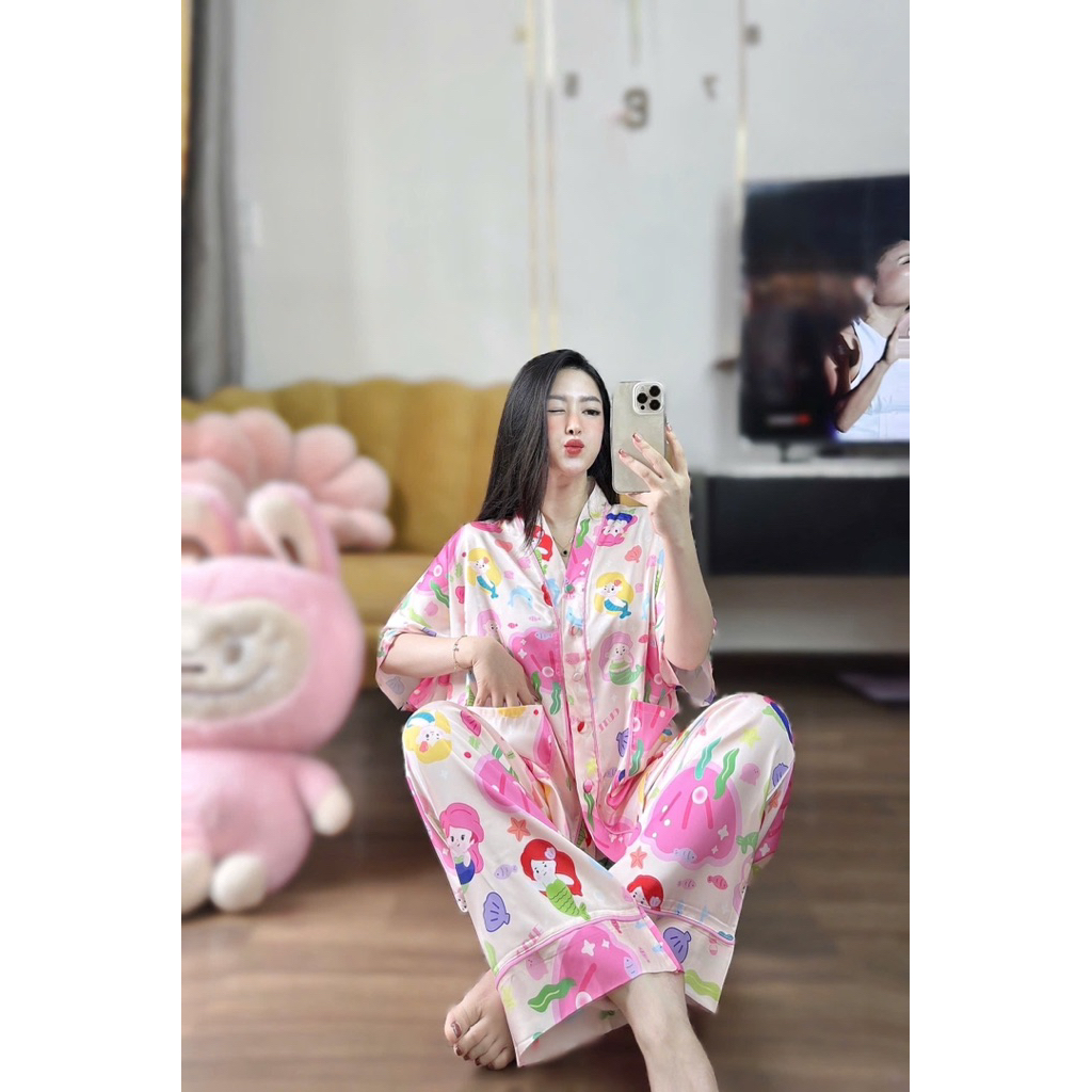 (42-68kg) Bộ pijama mặc nhà cho nữ, cổ V tay dơi quần dài lụa mịn mát, hình dễ thương Women Áo Ngủ
