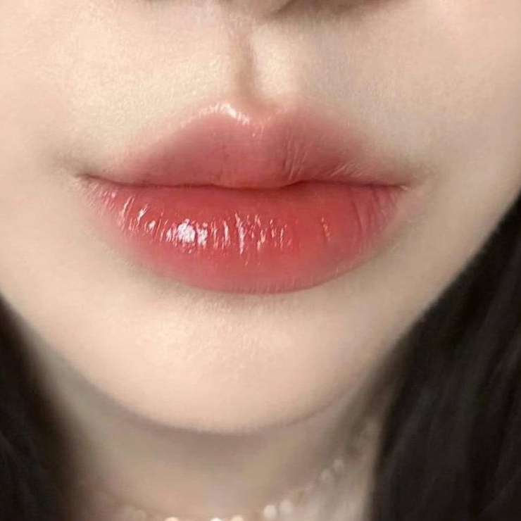Son dưỡng Prada Light Glowing Lipcolor U020 U019