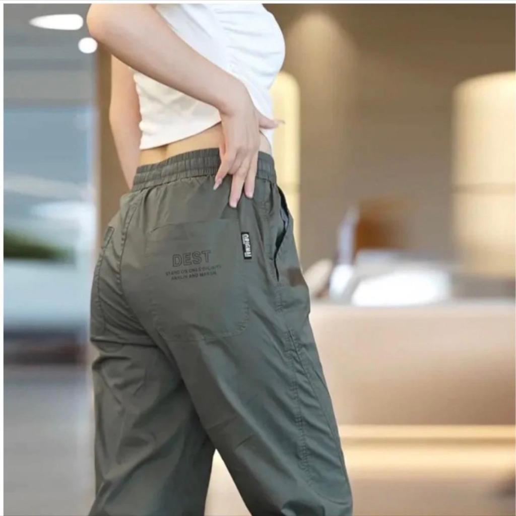Nam nữ mang giày thể thao, quần jogger cạp chun, áo thun oversize trong rừng