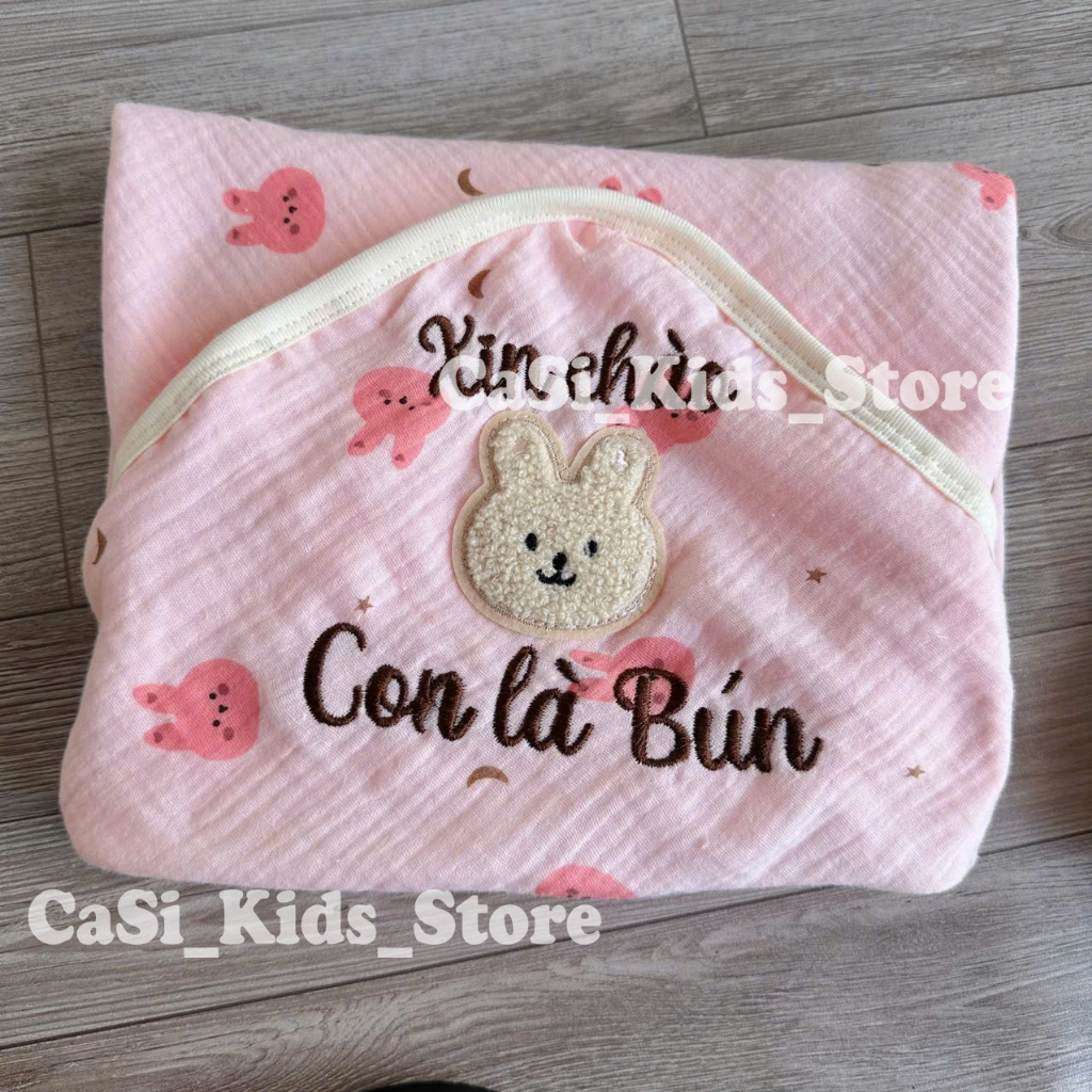 Chăn Choàng Ủ THÊU TÊN XIN CHÀO  Xô Muslin 4 Lớp Có Mũ Siêu Thoáng Mát Mềm Mịn Cho Bé Sơ Sinh CaSi