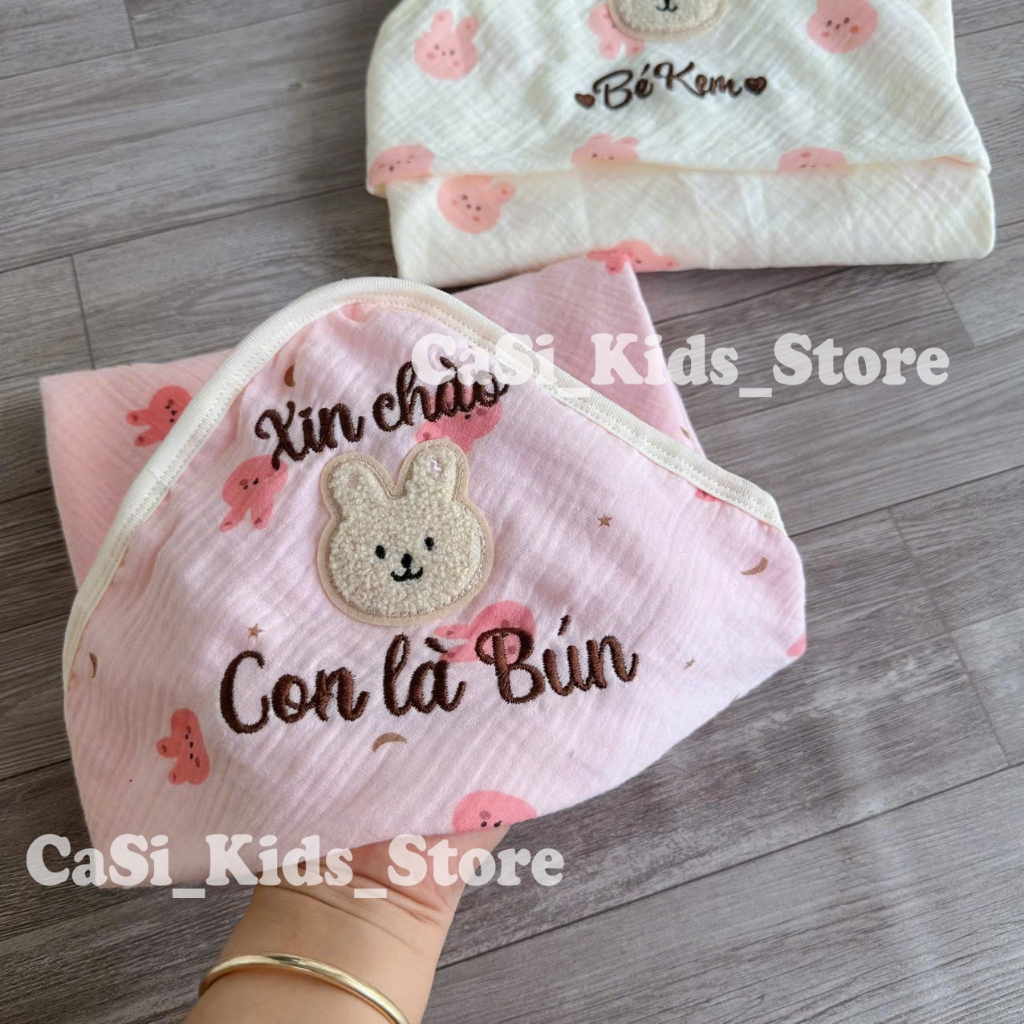 Chăn Choàng Ủ THÊU TÊN XIN CHÀO  Xô Muslin 4 Lớp Có Mũ Siêu Thoáng Mát Mềm Mịn Cho Bé Sơ Sinh CaSi
