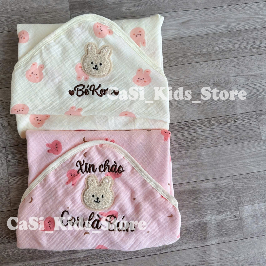 Chăn Choàng Ủ THÊU TÊN XIN CHÀO  Xô Muslin 4 Lớp Có Mũ Siêu Thoáng Mát Mềm Mịn Cho Bé Sơ Sinh CaSi