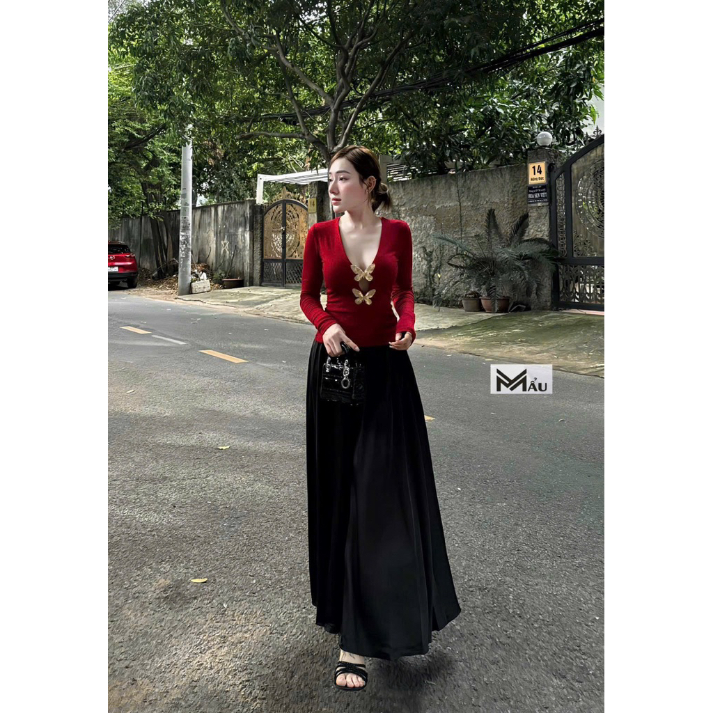 Áo thun dài tay cổ V khoét sâu kèm tag xinh