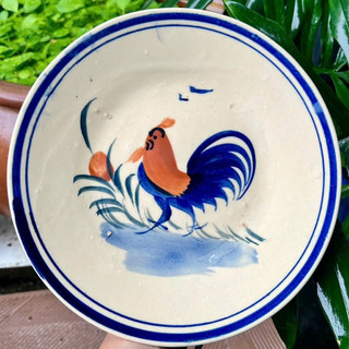 Dĩa Gốm Vẽ Gà Trống Cổ Xưa Size Đại Phẳng Đường Kính 22cm (Dĩa Mét) - Gốm Xưa Lái Thiêu Cho Người Hoài Niệm - Gốm Nam Bộ