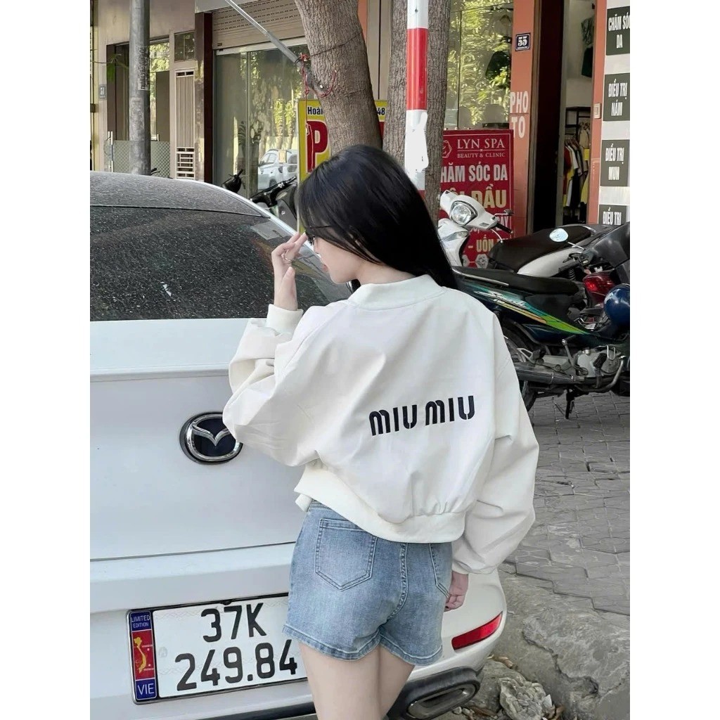 Áo Da Nữ Khoác Ngoài Thêu Miumiu Dáng Croptop Basic Sang Chảnh Hotrend 2026