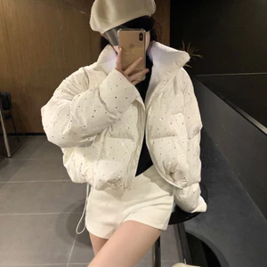 Áo khoác phao nữ đính hạt chấm bi nhẹ, chất phao dày ấm, lớp lót mềm mịn.