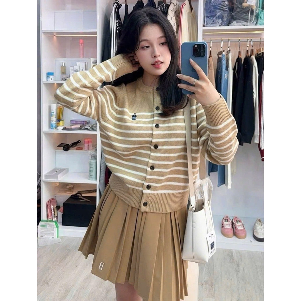 (Mới 2025) Áo cardigan len gấu thêu logo gấu xanh, họa tiết kẻ ngang be trắng nhẹ nhàng hot hit