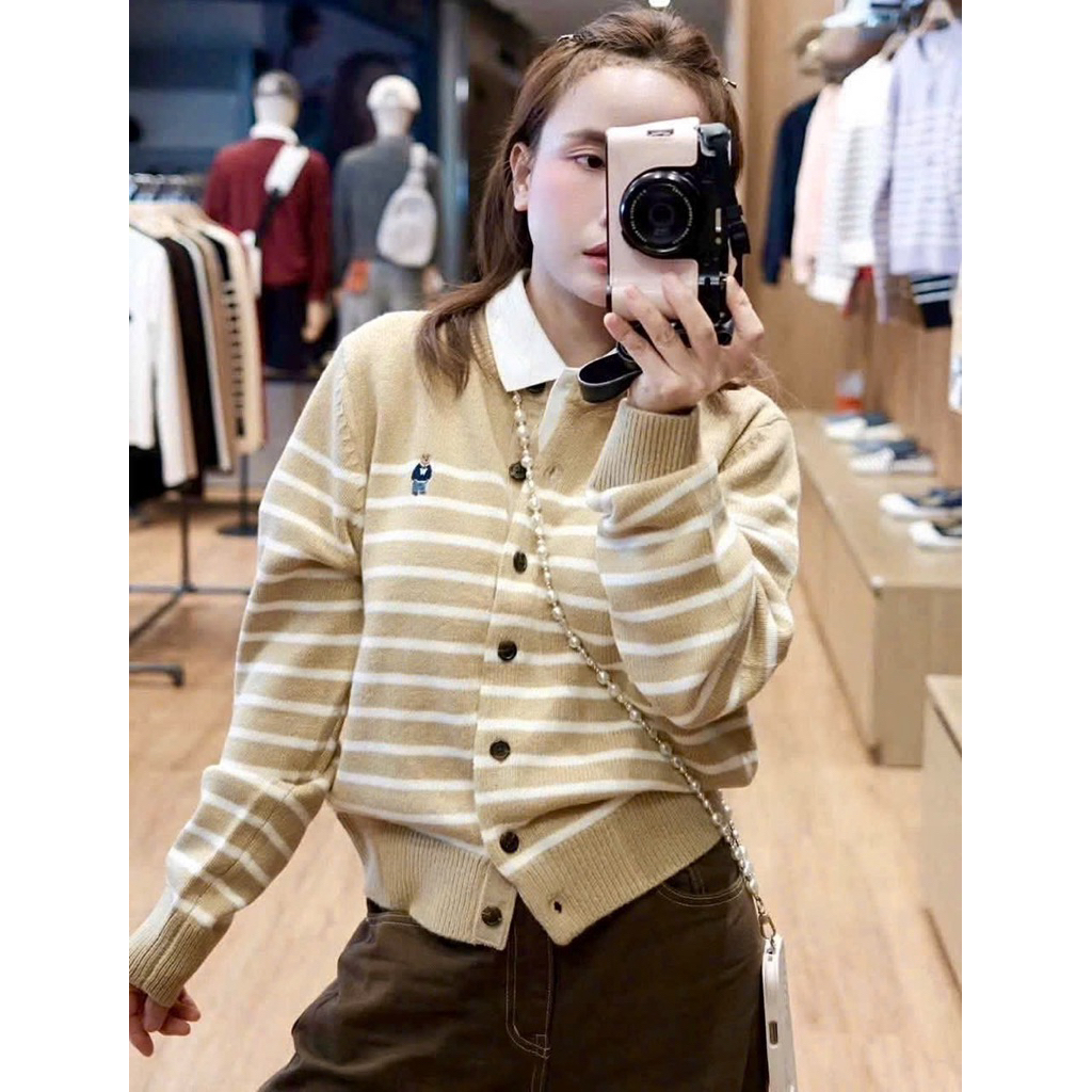 (Mới 2025) Áo cardigan len gấu thêu logo gấu xanh, họa tiết kẻ ngang be trắng nhẹ nhàng hot hit