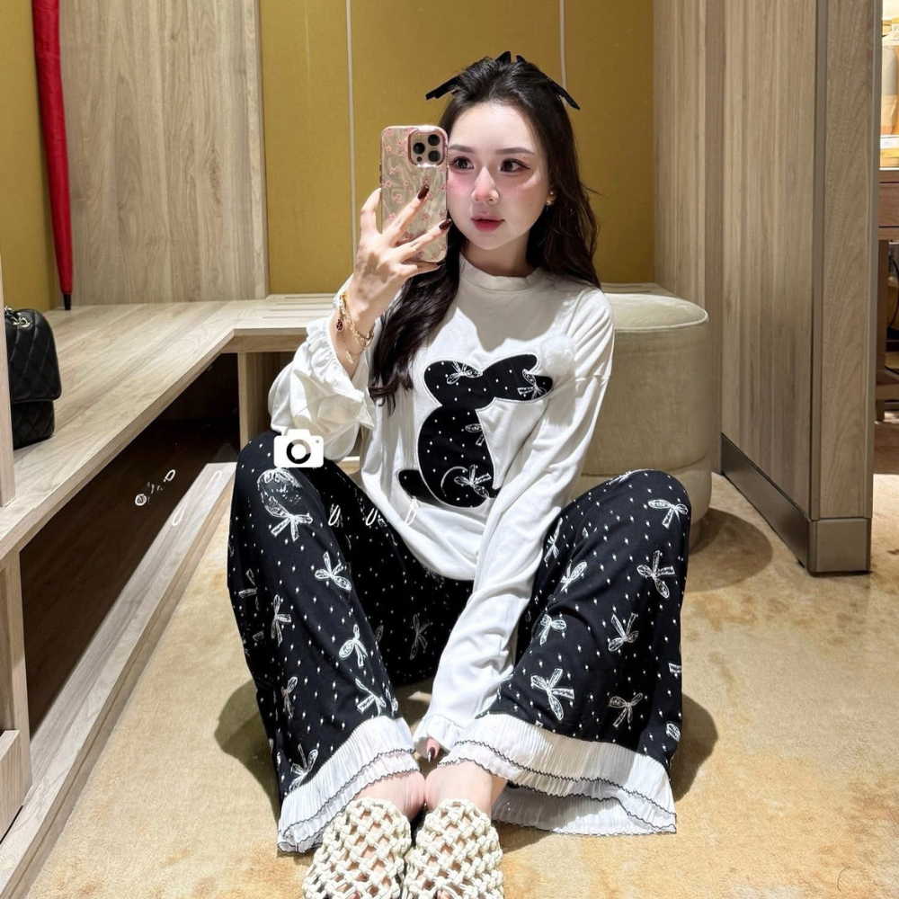 Set đồ nữ, bộ mặc nhà nữ dài tay thu đông áo thun họa tiết mix quần suông gấu ren điệu đà JUN HCOM26782