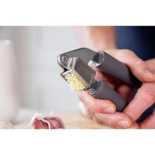 Dụng cụ kẹp tỏi Kitchenaid , chất liệu thép không gỉ chắc chắn, dễ dàng kẹp ép triệt để GermanySnT HCM