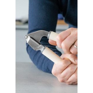Dụng cụ kẹp tỏi Kitchenaid , chất liệu thép không gỉ chắc chắn, dễ dàng kẹp ép triệt để GermanySnT HCM
