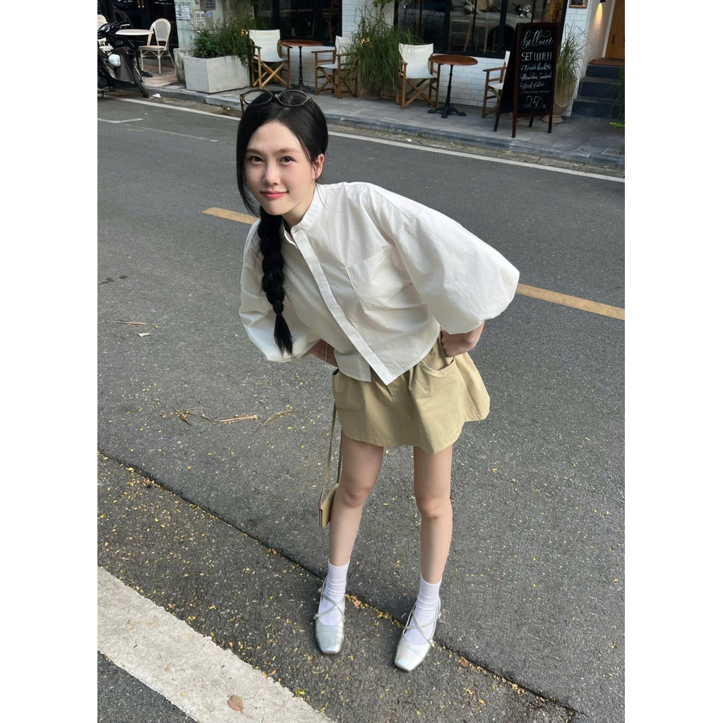 Áo sơ mi cổ trụ dáng crop tay bồng có dây buộc sau chiết eo Nữ the.sweaterweather TSW