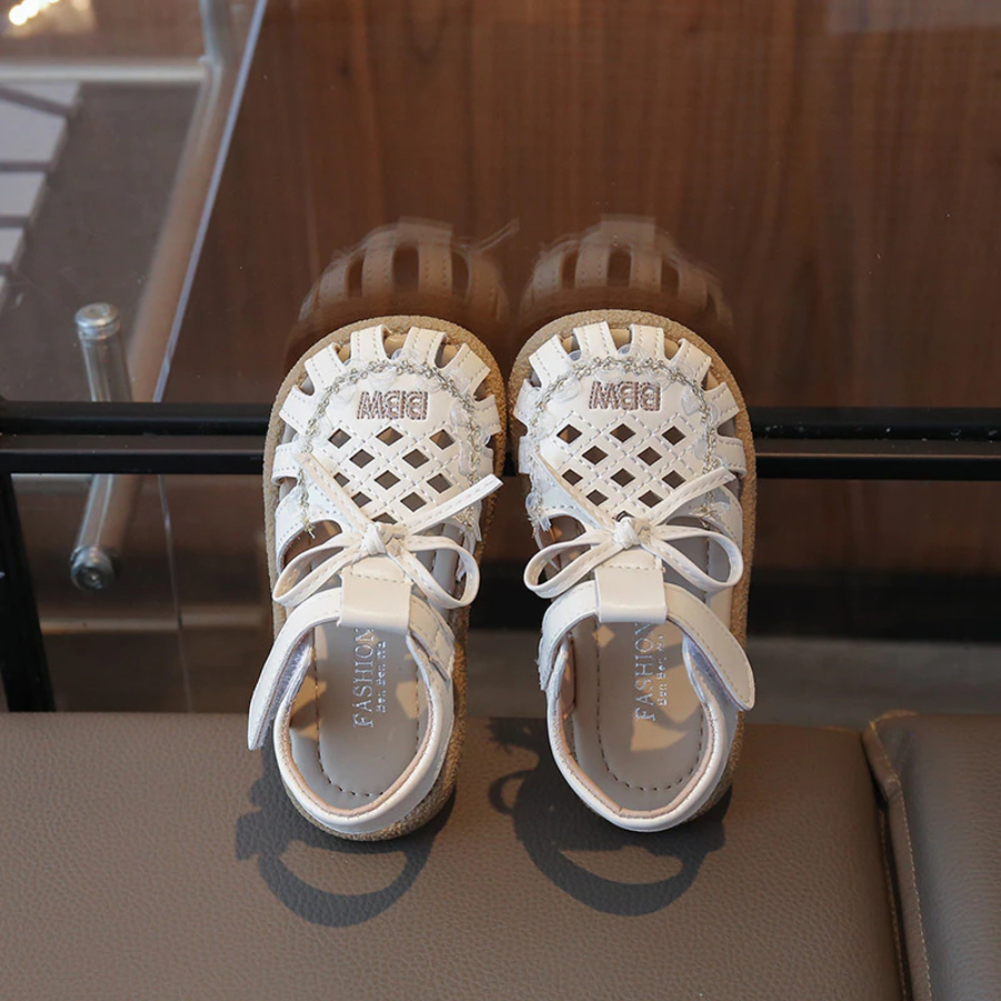 [M090] Giày Rọ Cho Bé Gái Da Mềm Thoáng Khí – Sandal Rọ Bé Gái Vintage Hàn Quốc Màu Kem TH Kids