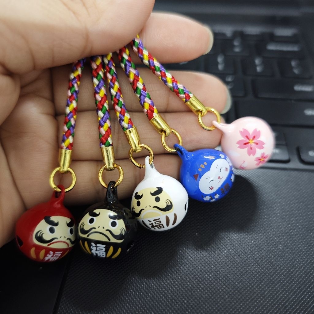 [QUÀ TẶNG NHẬT BẢN] MÓC KHOÁ CHUÔNG KIM LOẠI MÓC ĐIỆN THOẠI NEKO DARUMA/TÚI VÍ CHUÔNG HOẠ TIẾT NHẬT XINH XẮN