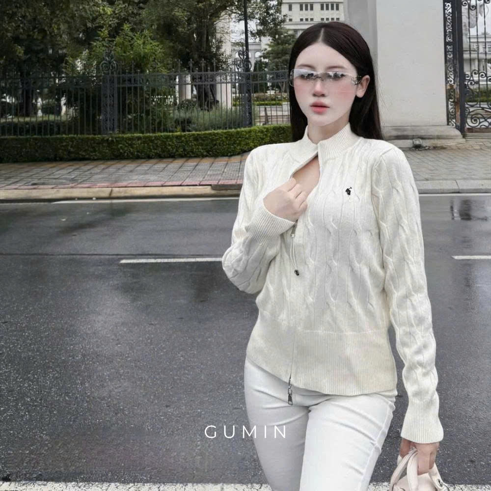 Set bộ nữ thu đông GUMIN thiết kế áo khoác len trắng dài tay họa tiết thêu logo kèm quần jean dài trắng sang trọng thang