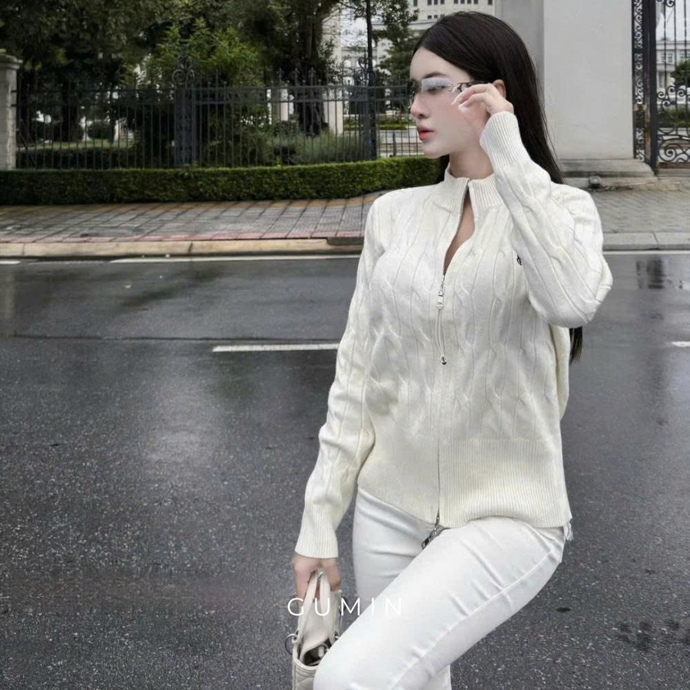 Set bộ nữ thu đông GUMIN thiết kế áo khoác len trắng dài tay họa tiết thêu logo kèm quần jean dài trắng sang trọng thang