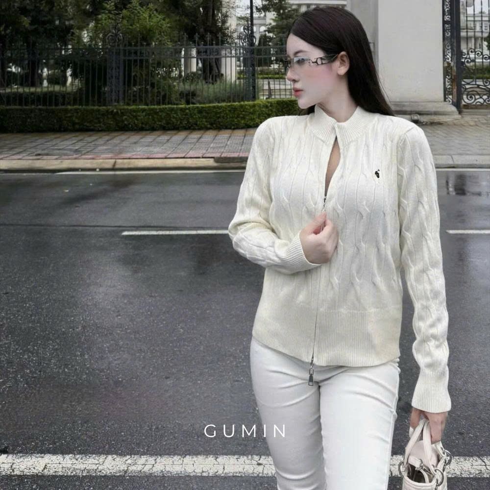 Set bộ nữ thu đông GUMIN thiết kế áo khoác len trắng dài tay họa tiết thêu logo kèm quần jean dài trắng sang trọng thang