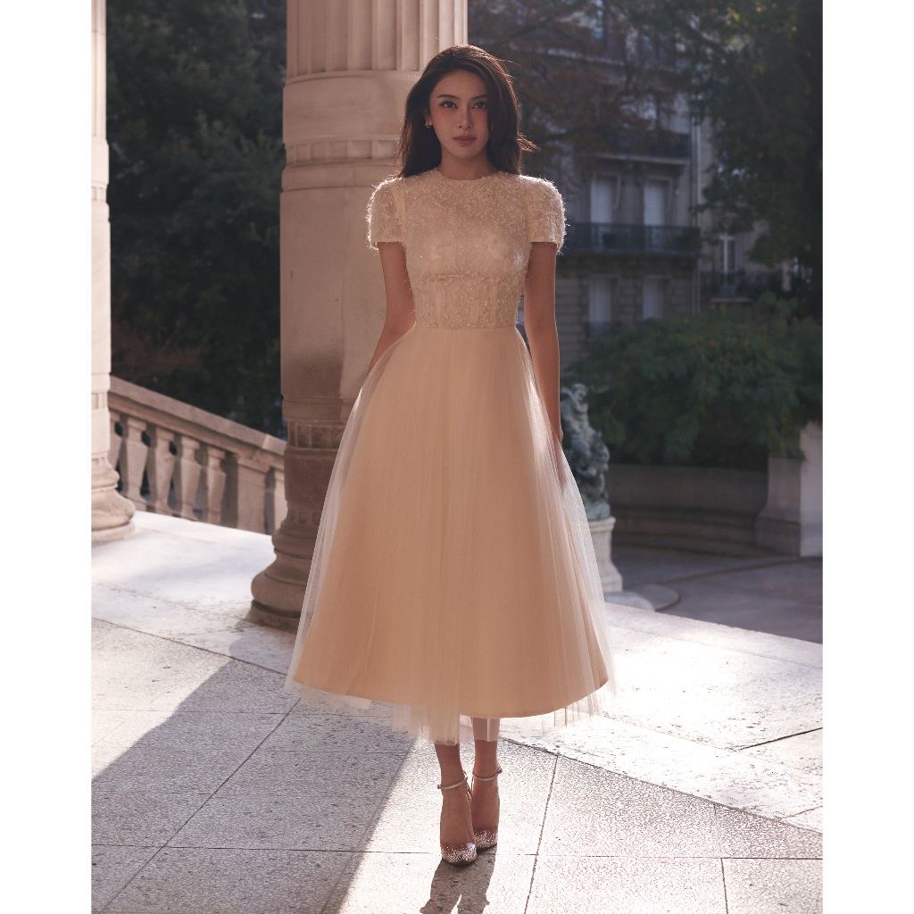 Sona – Đầm midi tulle kem ngọt ngào, đính hoa nổi thủ công phần thân trên