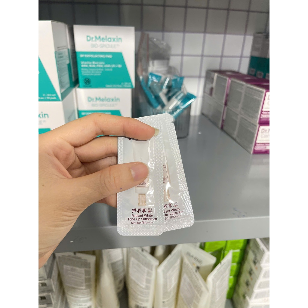 Kem chống nắng Whoo Radiant White Tone Up Sunscreen Nâng Tone Trắng Hồng 1ml (Sample)