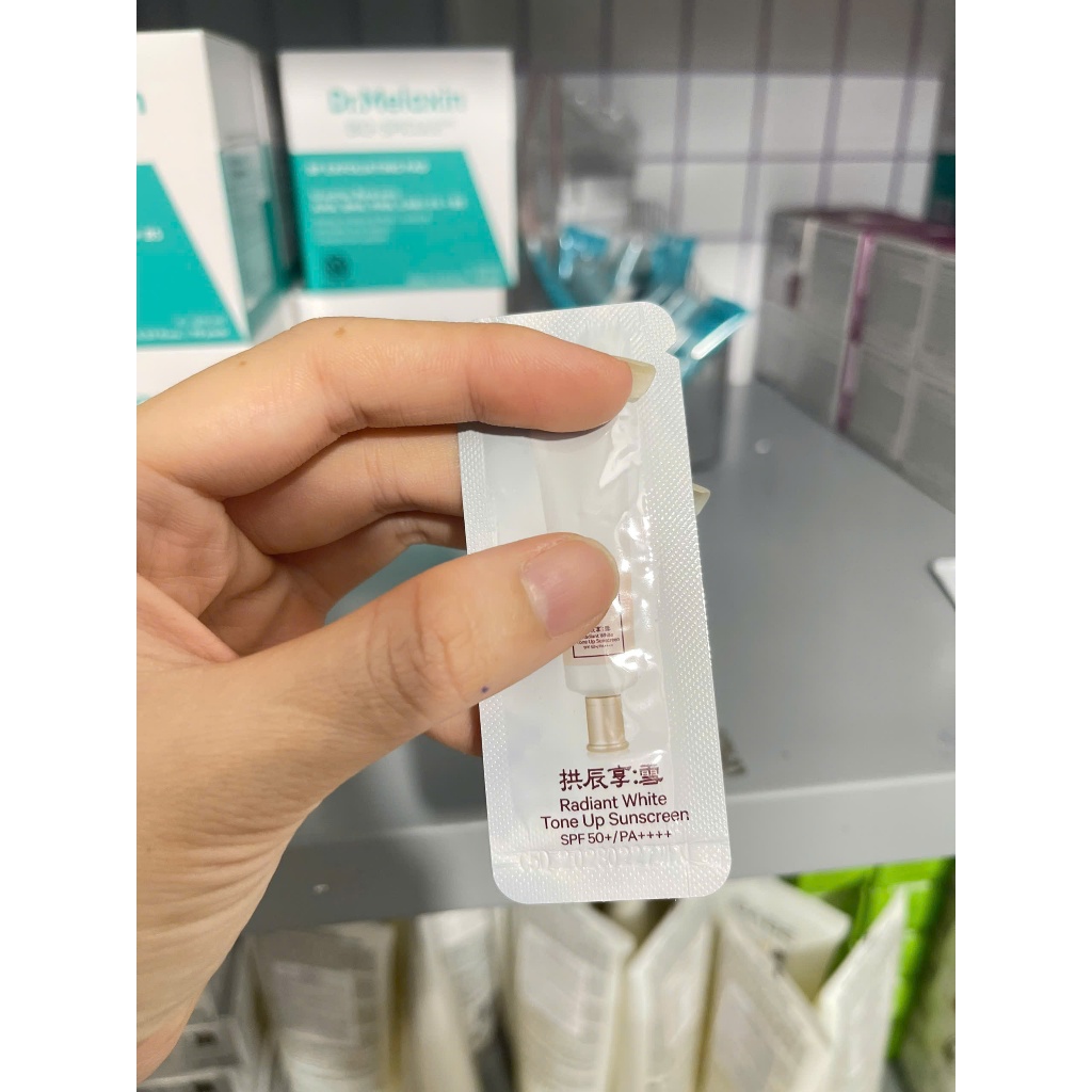 Kem chống nắng Whoo Radiant White Tone Up Sunscreen Nâng Tone Trắng Hồng 1ml (Sample)