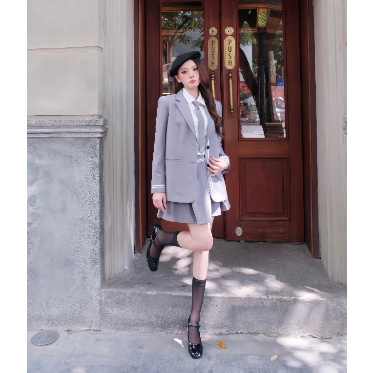 Set Áo Blazer Dáng Suông Ve K Thêu Ngực 5B06.2508K. Chân Váy Xếp Ly Đè Dây Cạp 4S25.2508W. Set Đồ Preppy Học Đường JM