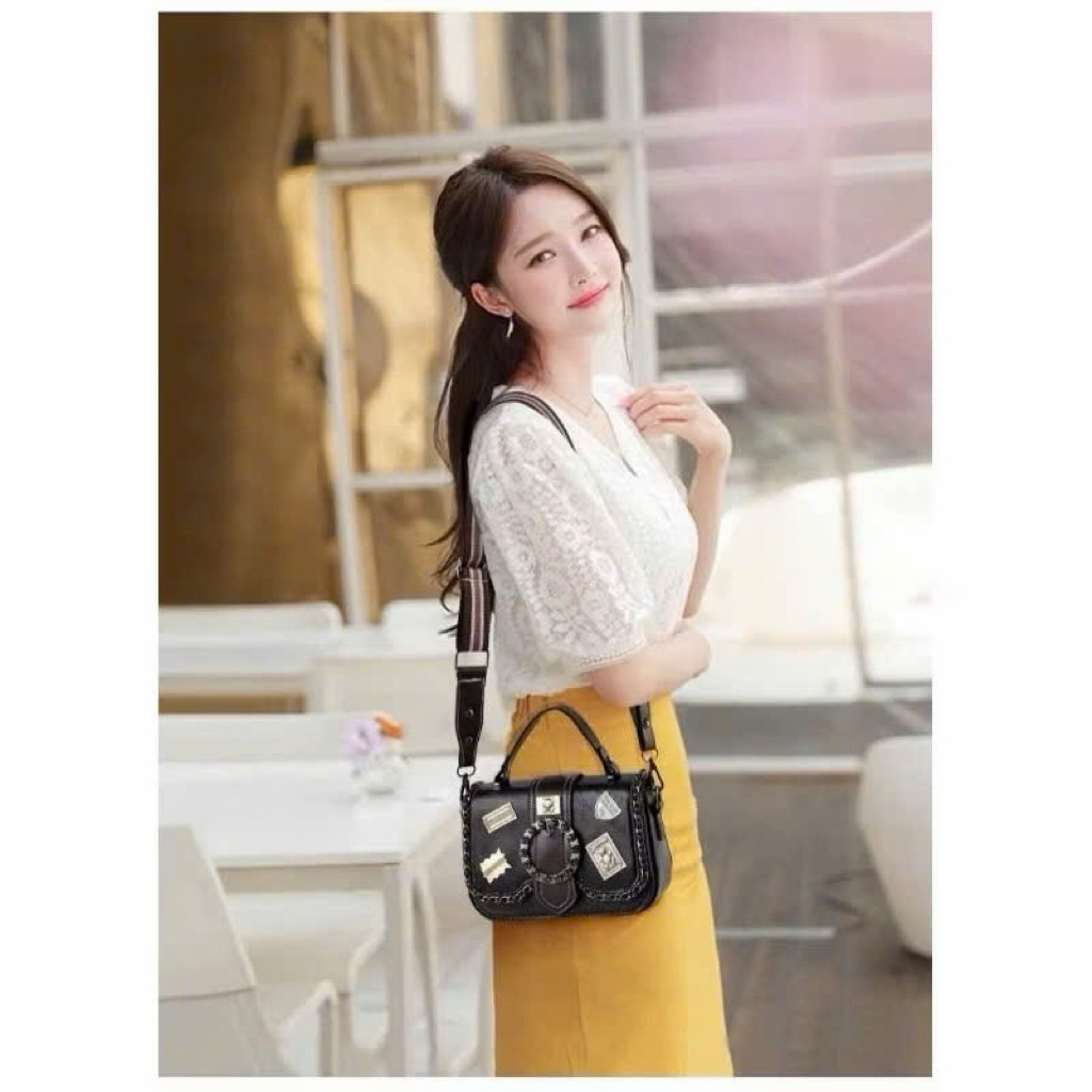 Túi Xách Nữ Đeo Chéo Da Cao Cấp Phong Cách Retro Hàn Quốc Trang Trí Huy Hiệu Dễ Thương - T32