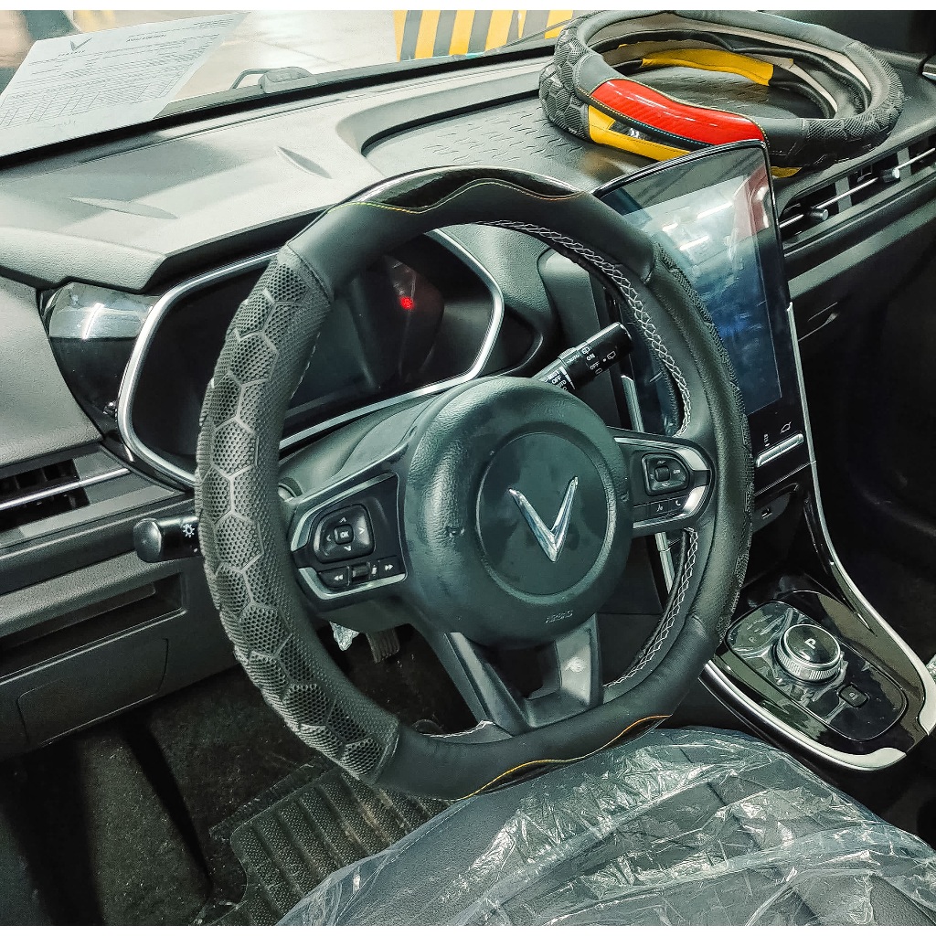Bọc Vô Lăng VinFast VF3 VF5 VFE34 HERIO LIMO VF6 VF7 VF8 VF9 – Chống Trơn Trượt, Chuẩn Form Xe Điện, Hạn Chế Mồ Hôi Tay