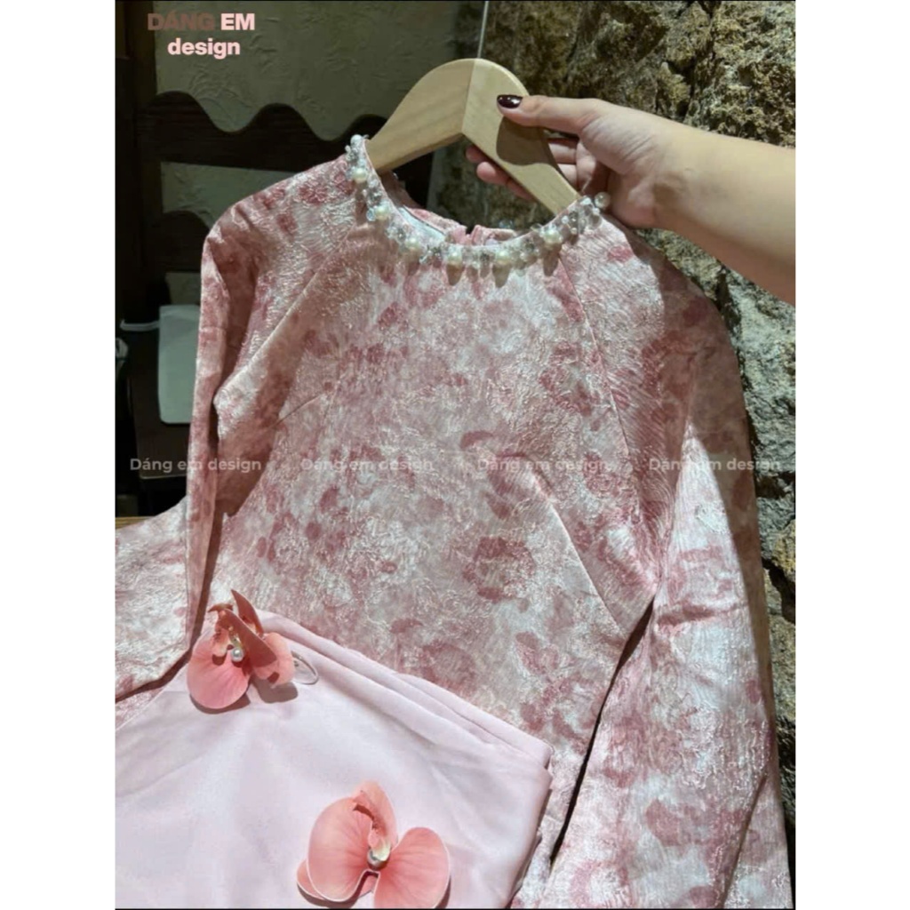 Áo dài Châu Nhã, Áo dài tết gấm vân hoa chìm cách tân dáng xuông tay loe thanh lịch, sạng trọng đi lễ, dạm ngõ, cô dâu