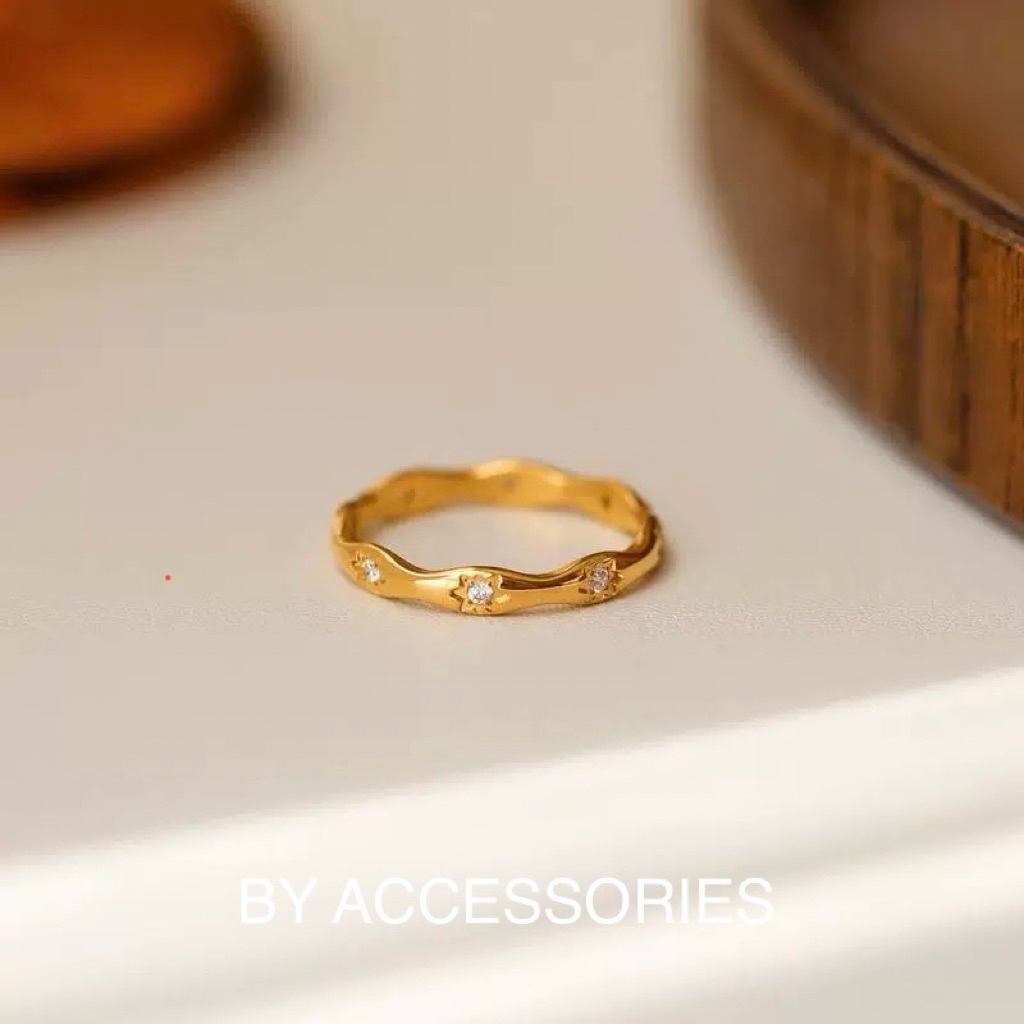 Nhẫn nữ titan dáng gợn sóng chạm hình ngôi sao 8 cánh đính đá trắng lấp lánh mạ vàng 18K không gỉ WR2419 BY ACCESSORIES