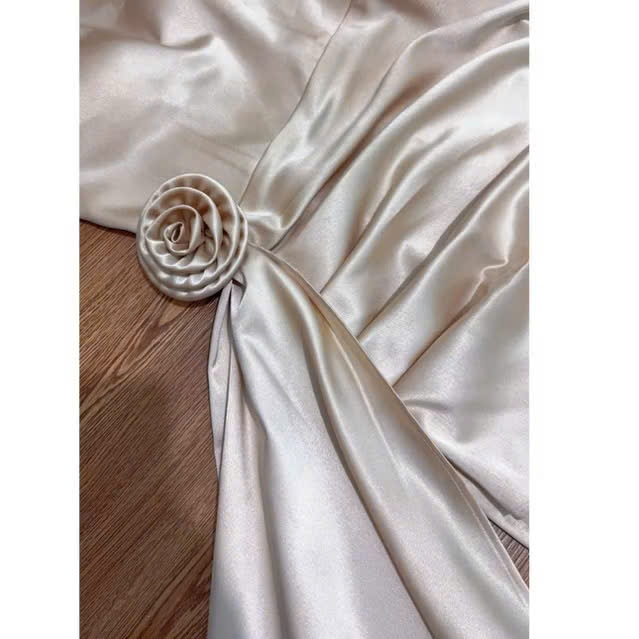 ĐẦM LỤA HÀN CỔ YẾM ĐÍNH HOA EO XẺ CAO – QUYẾN RŨ, SANG TRỌNG, KIÊU SA (CÓ SIZE XS)