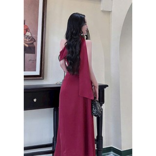 Đầm thời trang nữ thiết kế hiện đại chất tuyết nhung lệch vai kèm phụ kiện rời chiết eo nhẹ váy dáng maxi xòe