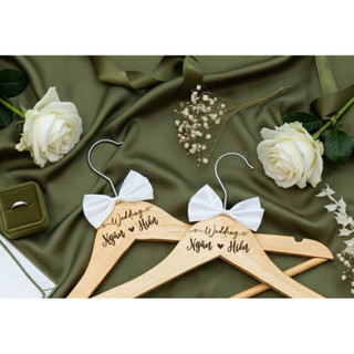 Móc Treo Quần Áo Bằng Gỗ Khắc Chữ Phong Cách Vintage Cho Cô Dâu Chú Rể (1 CÁI) | THAO WEDDING Guestbook Mẫu 0689