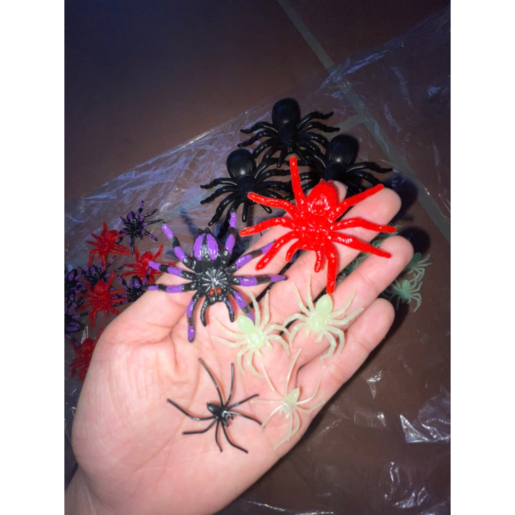 Nhện nhựa màu đen màu cam trang trí halloween gắn trên tơ nhện , mạng nhện
