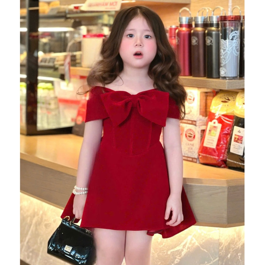 Đầm bé gái màu đỏ chất nhung trễ vai cổ nơ sanh chảnh mặc dự tiệc đi chơi chụp ảnh noel,cho bé gái và mẹ yêu từ 13-56kg