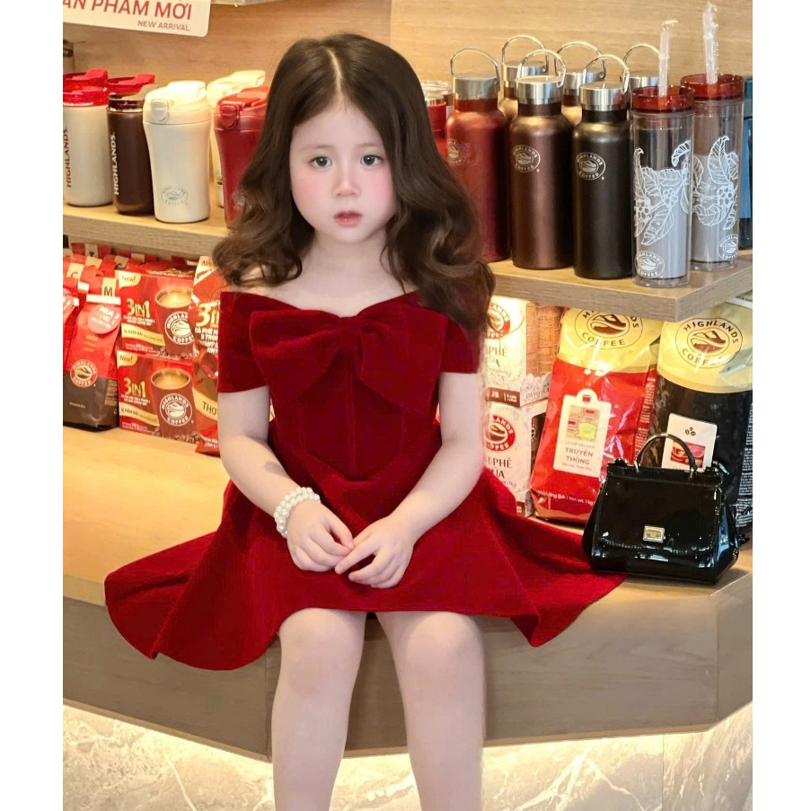 Đầm bé gái màu đỏ chất nhung trễ vai cổ nơ sanh chảnh mặc dự tiệc đi chơi chụp ảnh noel,cho bé gái và mẹ yêu từ 13-56kg