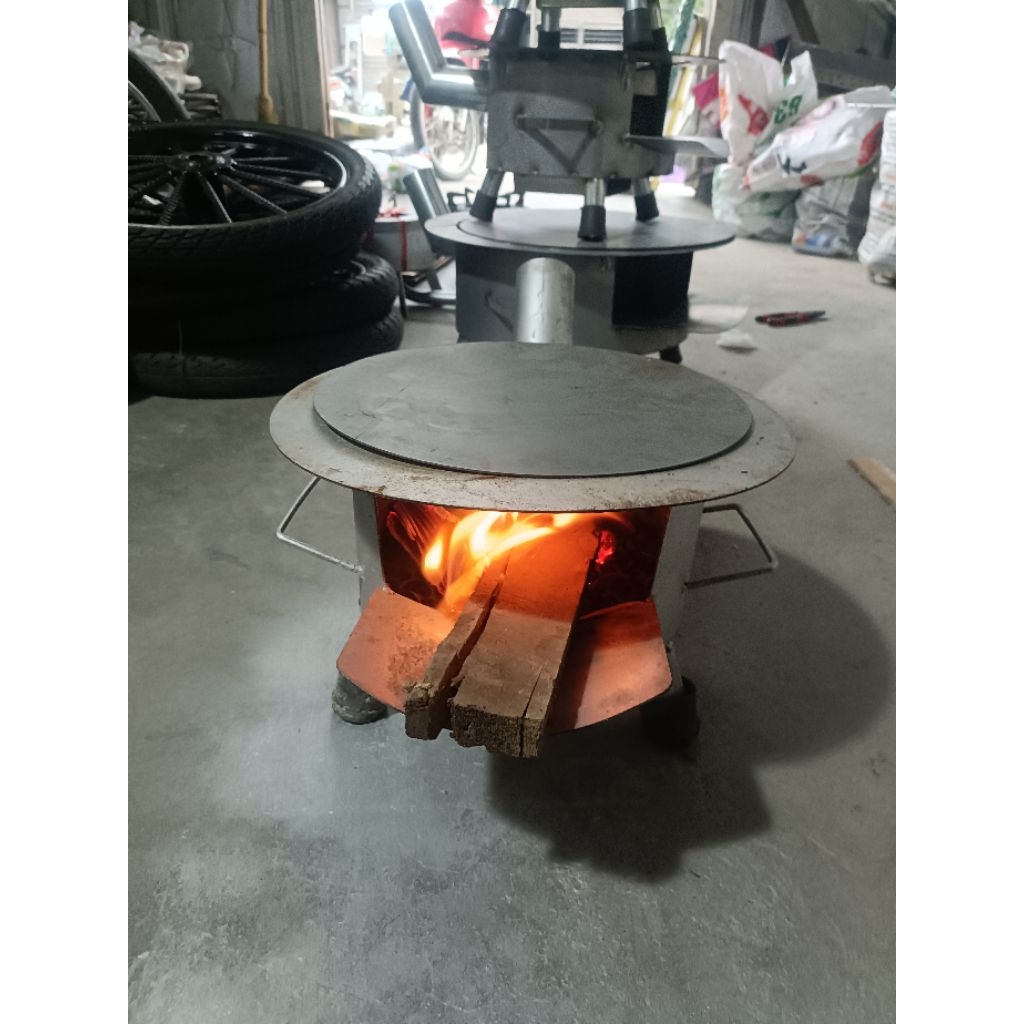Bếp củi thông minh đa năng với giá đỡ củi, khay hứng tro, ống khói và nắp chống bám bẩn.