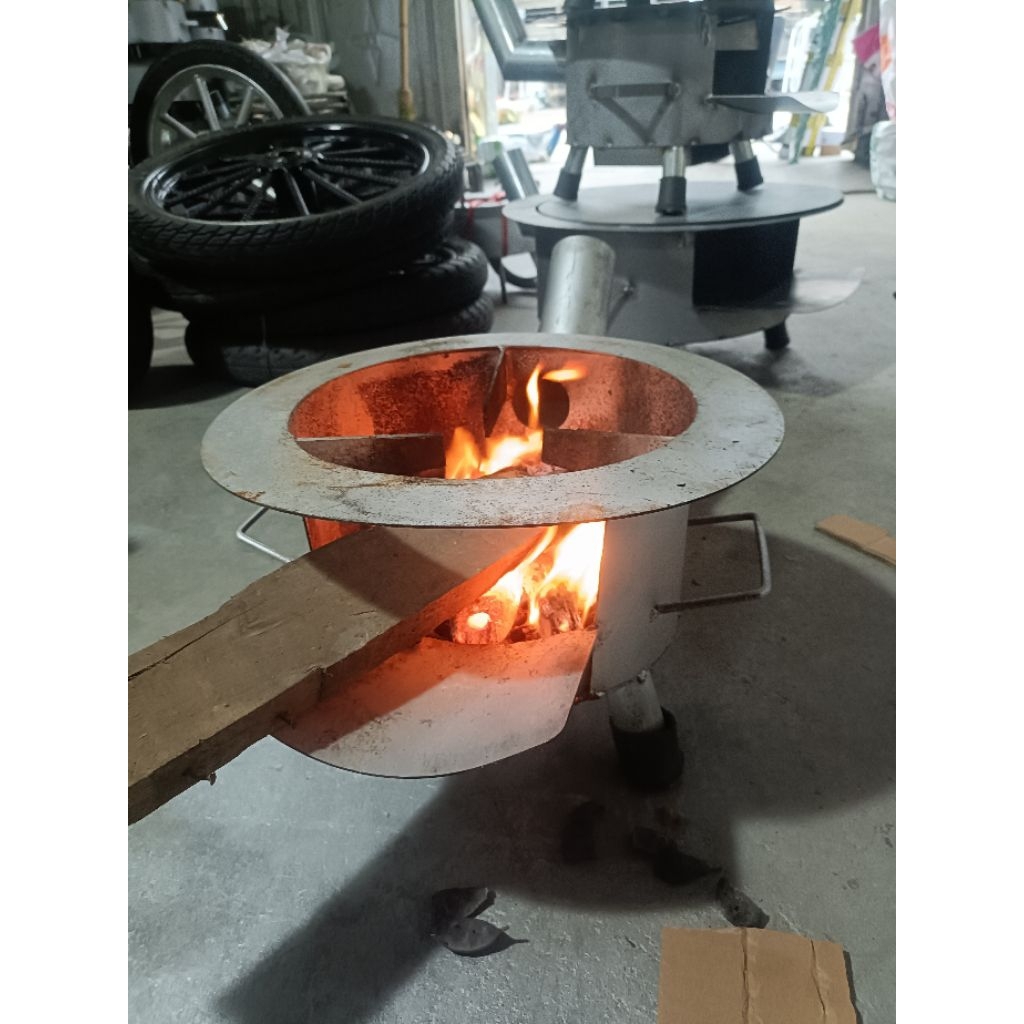 Bếp củi thông minh đa năng với giá đỡ củi, khay hứng tro, ống khói và nắp chống bám bẩn.