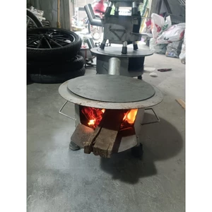 Bếp củi thông minh đa năng với giá đỡ củi, khay hứng tro, ống khói và nắp chống bám bẩn.