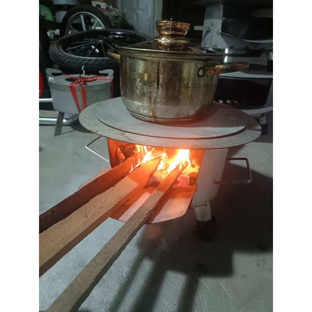 Bếp củi thông minh đa năng với giá đỡ củi, khay hứng tro, ống khói và nắp chống bám bẩn.