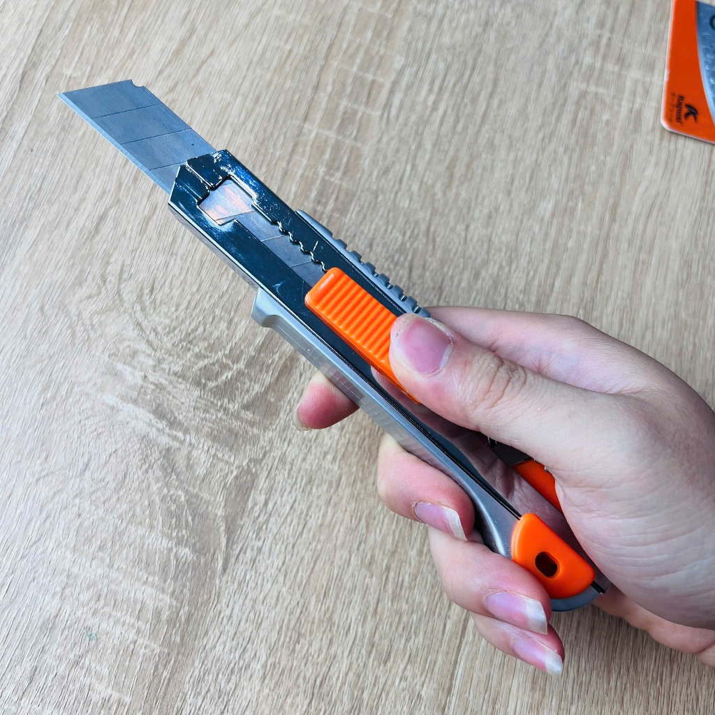 Dao Rọc Giấy Thay Lưỡi Nhanh Kapusi K8748 – Thép SK5 Sắc Bén | Có Ngăn Chứa Lưỡi Dự Phòng