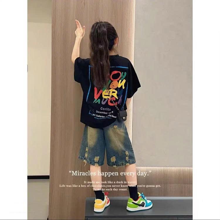 Set Áo Thun Oversize & Quần Short Jean Rách – Lựa chọn hoàn hảo cho những cô bé năng động