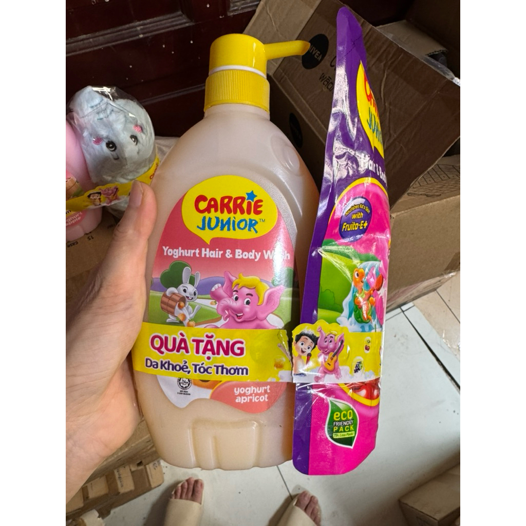 Chai Sữa Tắm Gội cho bé Carrie Junior Yoghurt hương trái cây thiên nhiên 700g (Tặng mùi ngẫu nhiên)