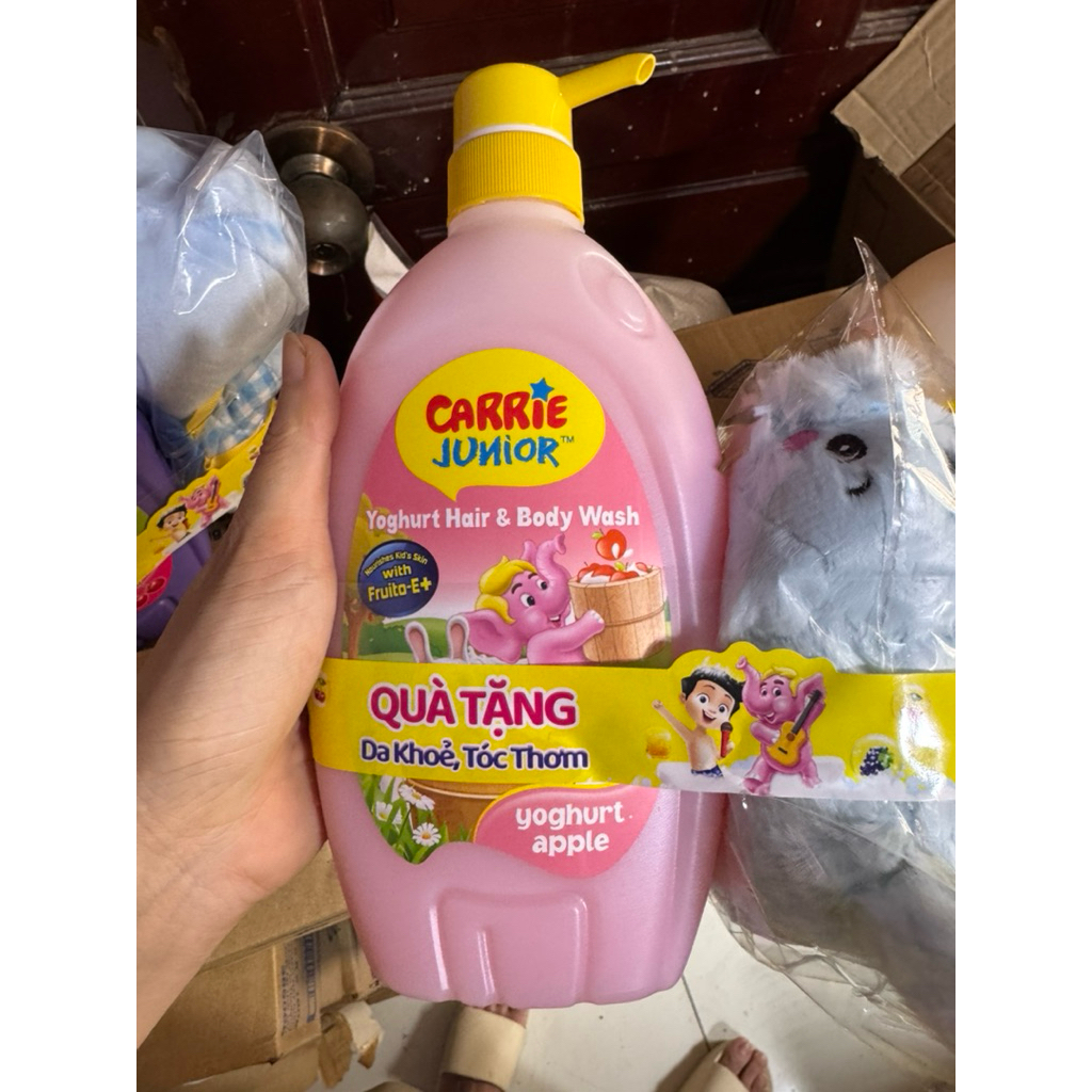 Chai Sữa Tắm Gội cho bé Carrie Junior Yoghurt hương trái cây thiên nhiên 700g (Tặng mùi ngẫu nhiên)